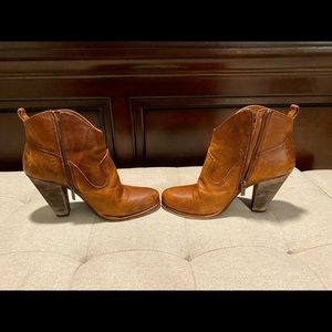 Frye Madeline Short Westie